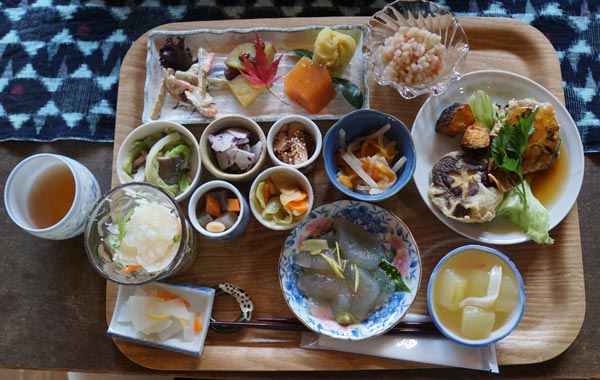 「ハナレ」で昼食